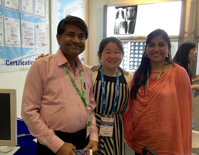 在展會(huì)與客戶(hù)合影