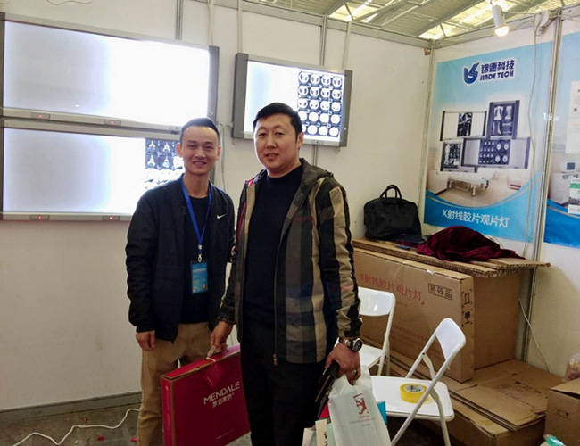 客戶當場買下錦德科技產(chǎn)品一臺并獲得精美禮品一份