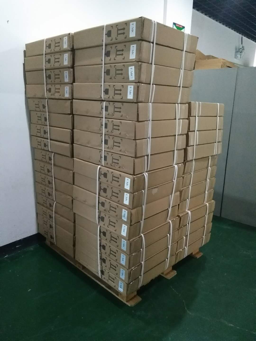 醫(yī)用觀片燈已打包完畢等待快遞小哥來送往客戶手中 醫(yī)用觀片燈已打包完畢等待快遞小哥來送往客戶手中